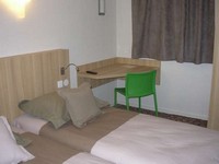 espace lit bureau chambre hotel